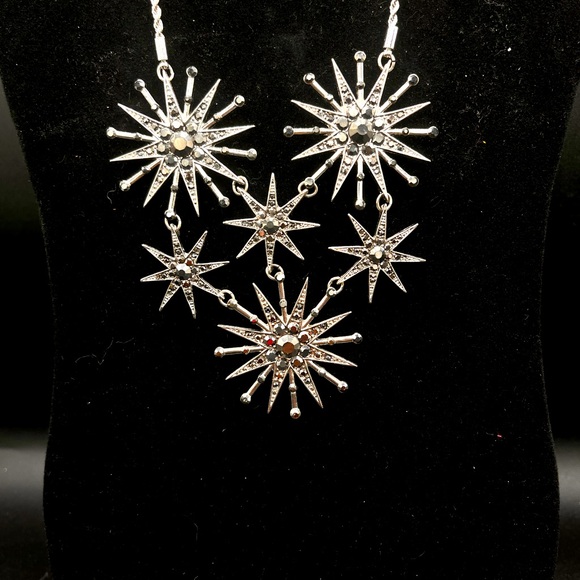 Eight-pointed Starts Fashion statement Necklace with braided chain. - Picture 4 of 5